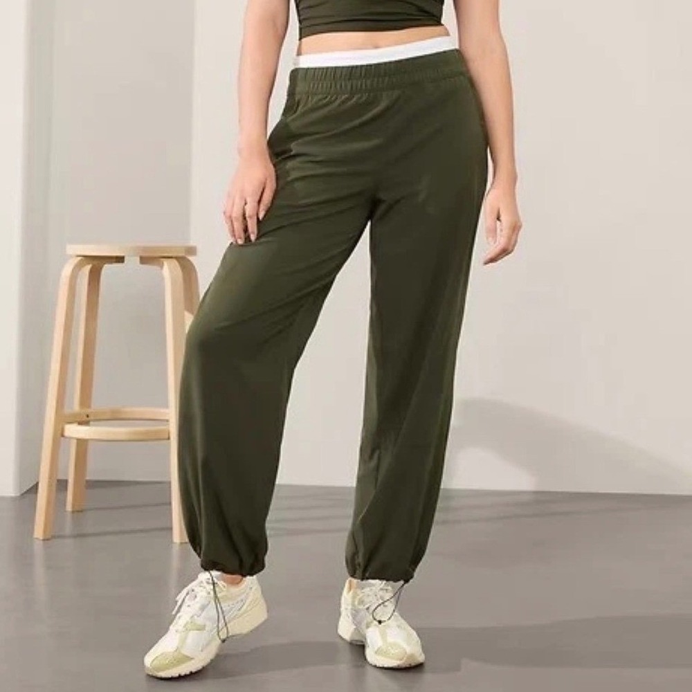 Athleta Womens Size L Boundless Cargo Pants/Joggers Olive Athleisure Active